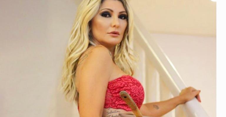 Antônia Fontenelle choca web ao dar beijão em outra mulher durante premiação da indústria pornô