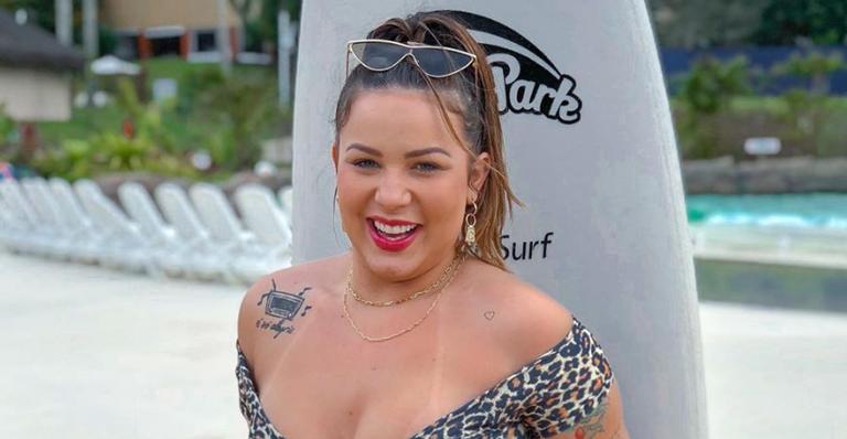 Ex-BBB Cacau choca ao deitar sobre pedras em Fernando de Noronha: ”Magnífica”