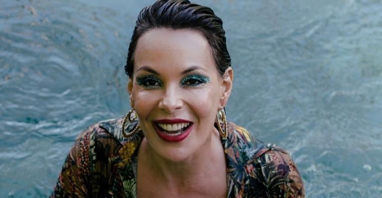 Carolina Ferraz surge com buquê de mexericas e internautas questionam: ”Vai casar?”