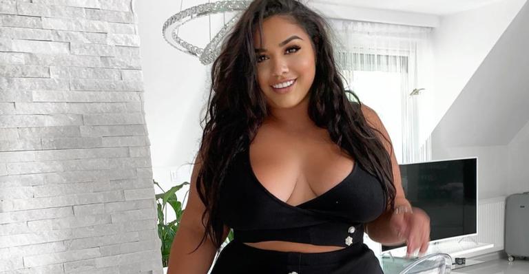 Diana Sirokai divulga clique ousado de maiô e declara: ‘’Imperfeições perfeitas’’