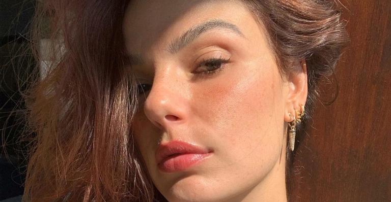Em clima de romance, Isis Valverde troca beijos com marido em lançamento