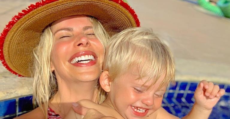 Mamãe coruja! Karina Bacchi emociona seguidores com homenagem de aniversário para o filho, Enrico
