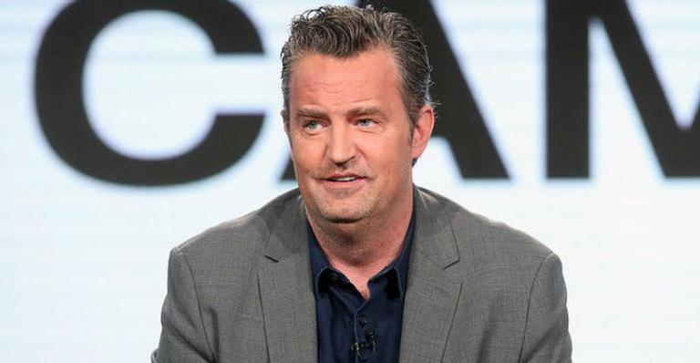 Lembra dele? Matthew Perry, o Chandler de ‘Friends’, vive isolado entre quarto de hotel e hospital, diz site 