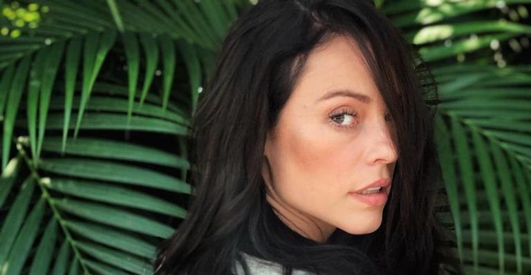 Paolla Oliveira posa sexy de lingerie, exibe o bumbum e garante: ”Livre, leve, solta”