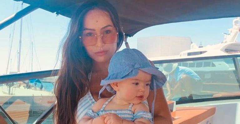 Com 8 meses, Zoe toma vacina, é acalmada por Sabrina Sato e apresentadora alerta: ”Tem que se cuidar gente!”