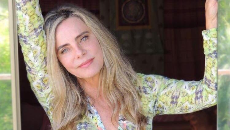 Bruna Lombardi relembra foto com o pai e fãs se derretem: ”Sua beleza vem dele!’’