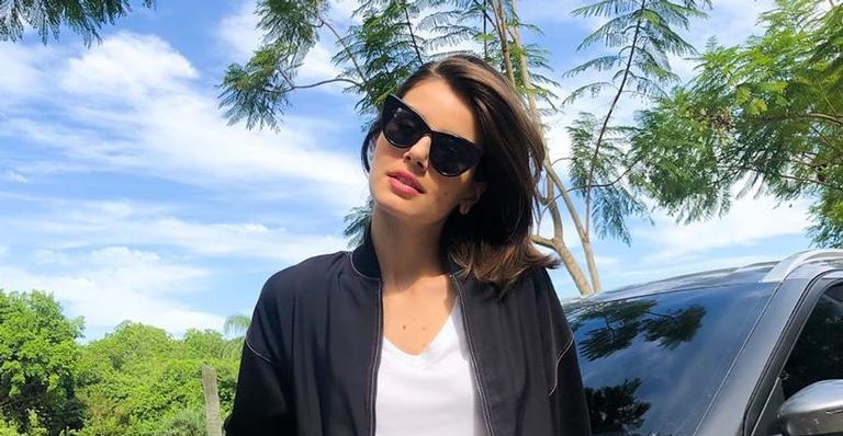 Engano! Camila Queiroz recebe carta por erro e toma atitude surpreendente