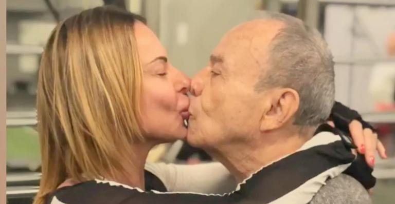 Esposa de Stênio Garcia surge totalmente nua e detona seguidores que denunciaram foto: ”Coisa de mulher recalcada”