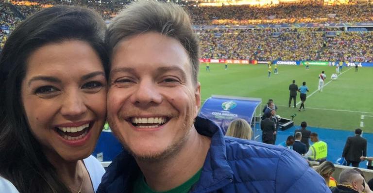 Michel Teló esclarece confusão sobre teste de gravidez nas redes sociais: ”Gente, é o celular dele”