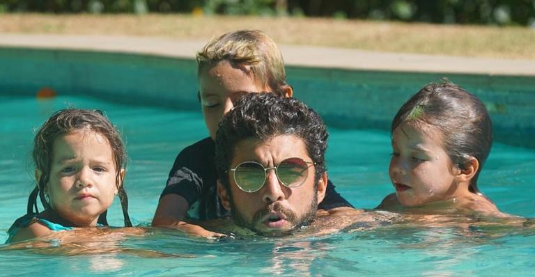 Pedro Scooby acredita que ”forças maiores” tentaram impedir a viagem com os filhos e faz declaração à Anitta