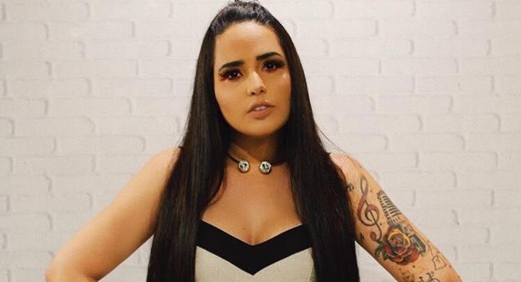 Após perder 17 kg, cantora Perlla recebe cantadas na web