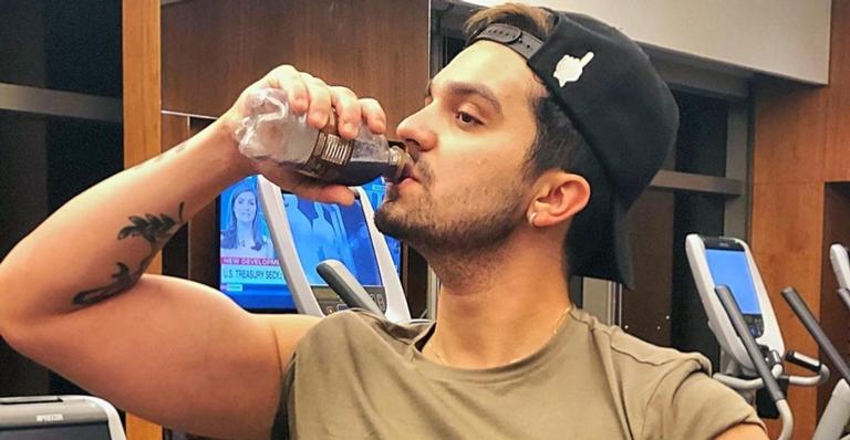 Ao lado de Jade Magalhães, Luan Santana aparece em foto rara e se declara