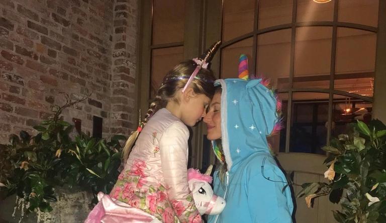 Mãe e filha! Gisele Bündchen aparece em momento intimo com a filha e é criticada