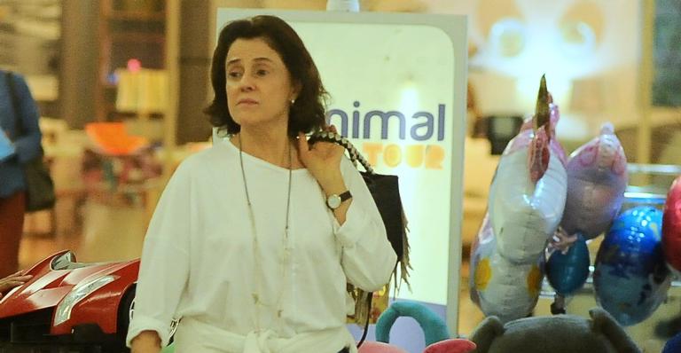 Marieta Severo faz rara aparição ao lado das netas em shopping carioca 