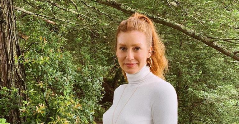 Impecável! Marina Ruy Barbosa posa só de roupão e chama atenção na web