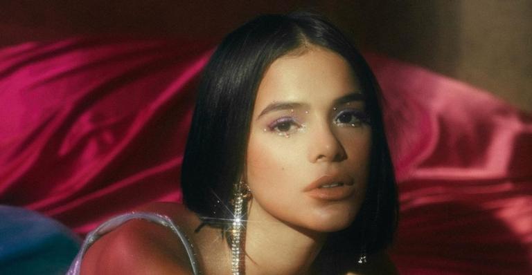 Com look anos 80, Bruna Marquezine chama atenção em seu aniversário e rebate crítica após festa