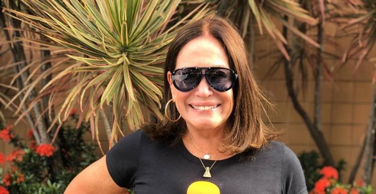 Fada acessível! Susana Vieira passeia em shopping no Rio e posa com fãs