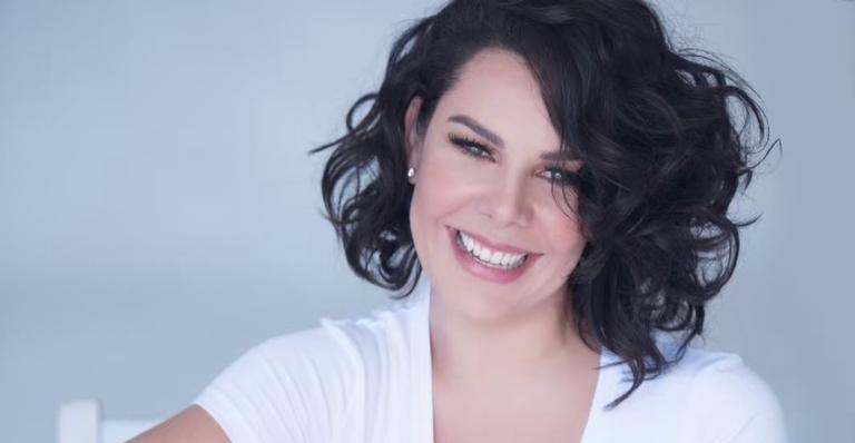 Adeus fios escuros! Fernanda Souza fica ruiva e arranca suspiros da web