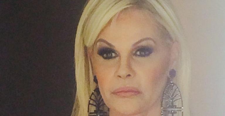 Monique Evans surge de vestido curto e tatuagens estratégicas ficam à mostra