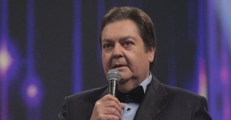 Paizão! Faustão é cercado pelos filhos e recebe homenagem
