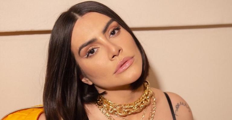 Sedutora! De look decotadíssimo, Cleo sensualiza: ”Desculpa bebê, eu não ligo”