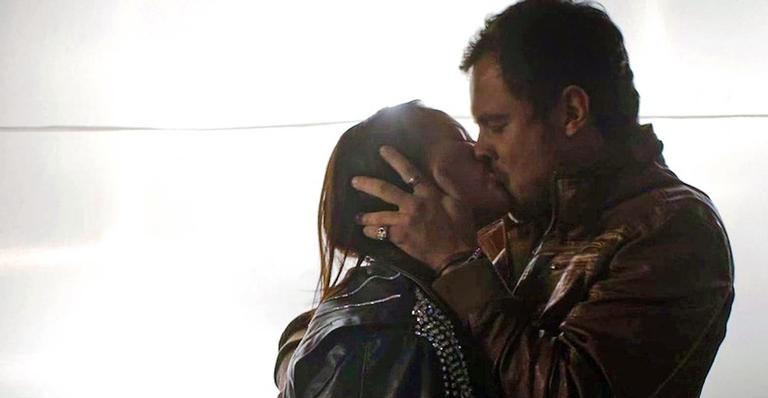 A Dona do Pedaço: Chiclete flagra Vivi Guedes beijando outro homem e fica furioso