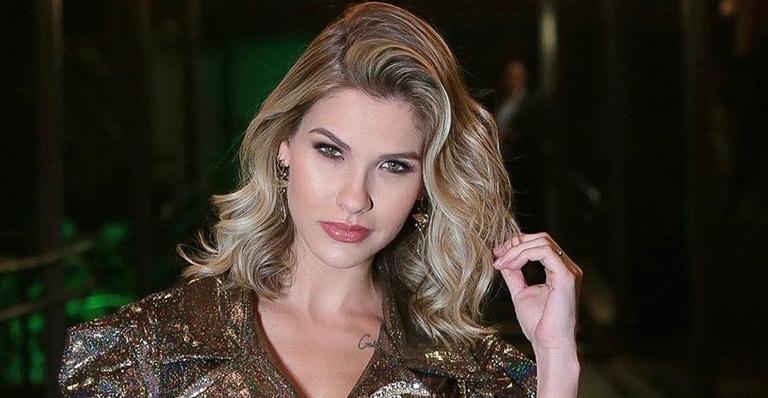 Inspire-se no look: Andressa Suita aposta em micro vestido com estampa de oncinha e acessórios de grife