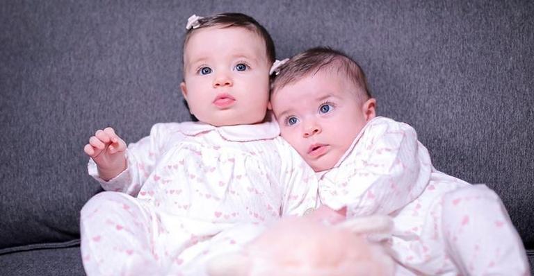 Fabiana Justus explode o fofurômetro com fotos da celebração de seis meses das filhas Chiara e Sienna