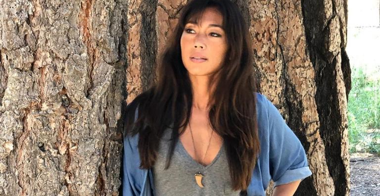 De corpão à mostra, Danni Suzuki aparece curtindo a praia com sobrinhos