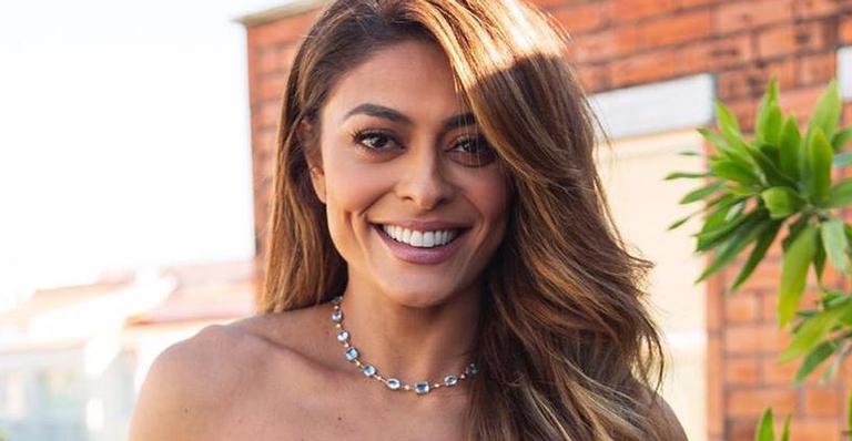 Juliana Paes curte praia com biquíni micro e ganha beijão quente do marido