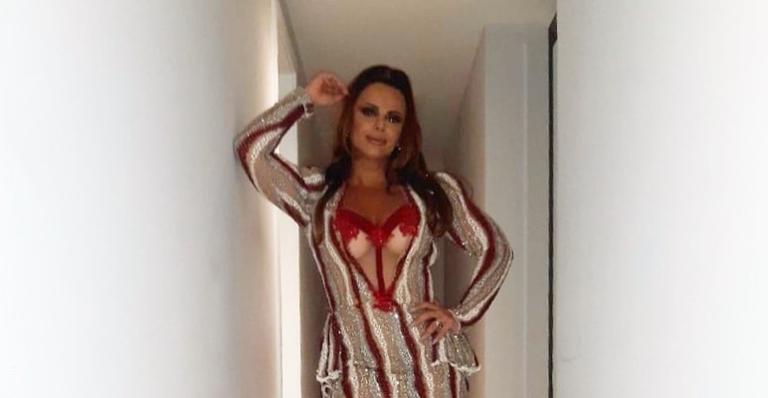 Temperatura quente! Viviane Araújo renova o bronze com biquíni pequenininho e deixa seguidores babando