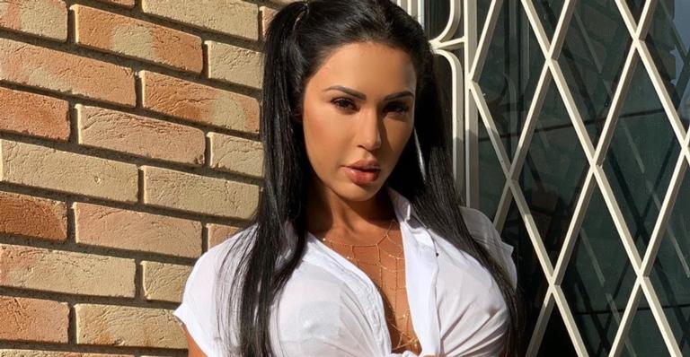 Corpão à mostra! Irmã de Gracyanne Barbosa aparece de biquíni e sensualiza