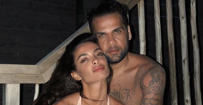 Esposa de Daniel Alves se irrita ao ser pressionada para vir ao Brasil e rebate seguidores