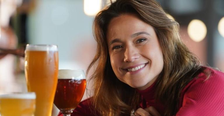 Fernanda Gentil impressiona seguidores ao surgir loiríssima nas redes sociais 