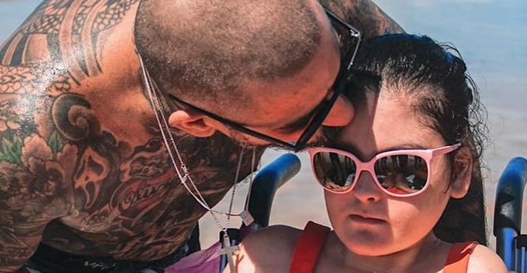 Henrique Fogaça emociona fãs com vídeo da filha, que possui síndrome rara: ”Dia de exercitar”