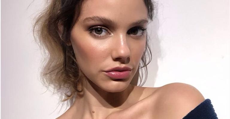 Laura Neiva posa com bebê e confunde seguidores: ‘’Já nasceu?’’