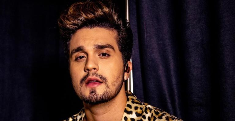 Luan Santana usas look inusitado e fãs brincam: ”Filme de terror”
