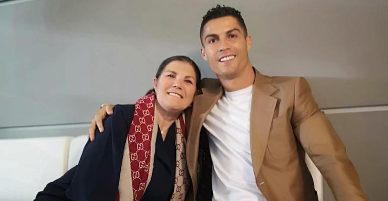Mãe de Cristiano Ronaldo marca presença no show de Paula Fernandes