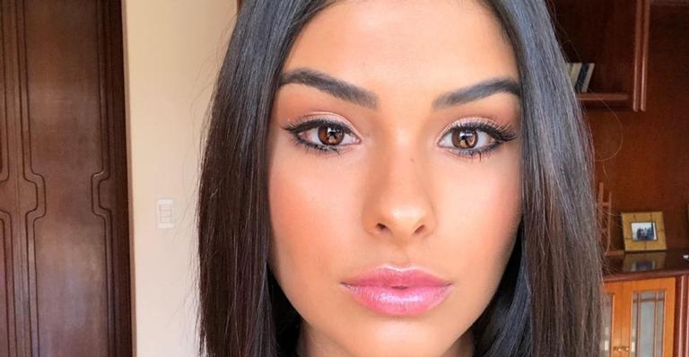 Pleníssima! Munik Nunes surge de biquíni fio dental em mar cristalino na Grécia