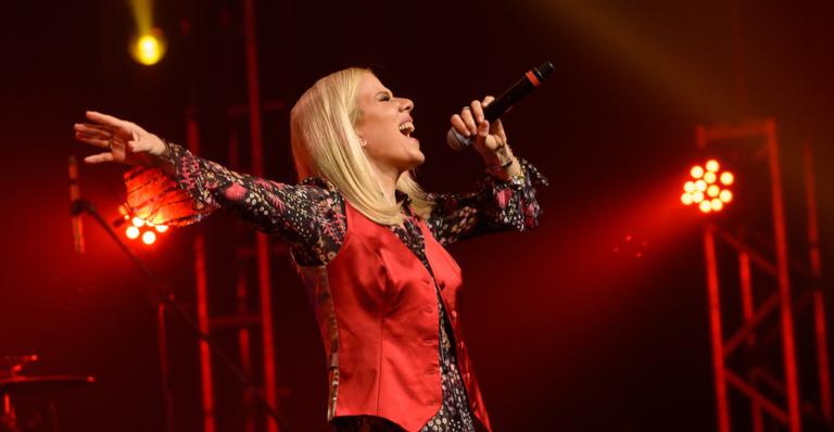 Paula Toller é clicada com família na Alemanha e filho gato chama atenção