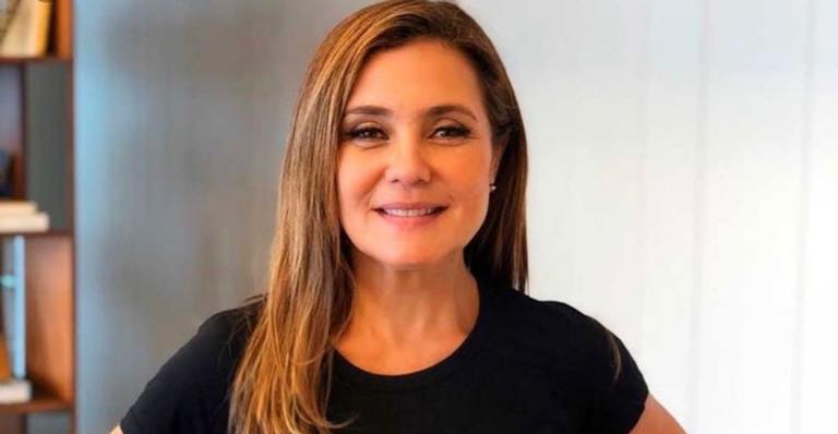 De cara nova! Adriana Esteves aparece com novo visual e impressiona