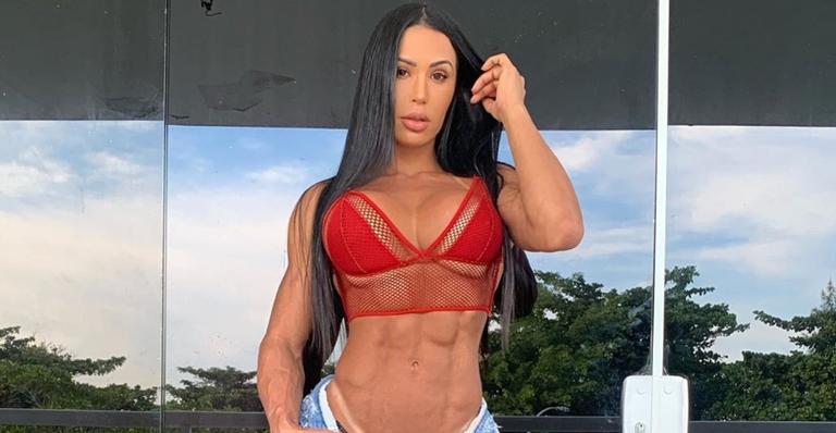 Definida! Gracyanne Barbosa coloca o corpão à mostra e sensualiza no espelho