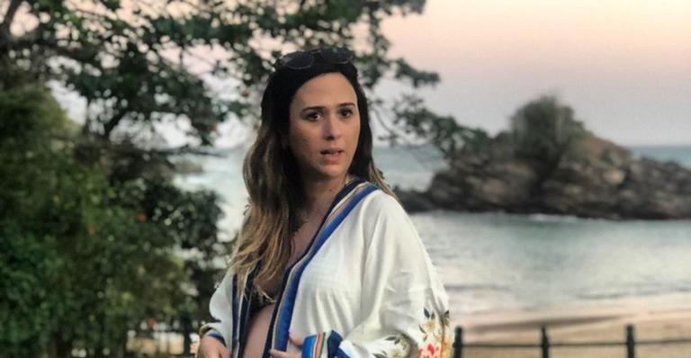 Tata Werneck posa mostrando barrigão e faz brincadeira engraçadíssima