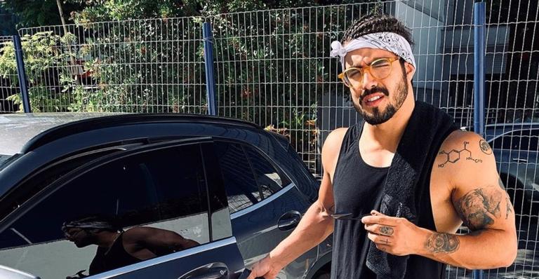 Luxo! Caio Castro é flagrado embarcando em aeroporto com acessório de R$9 mil