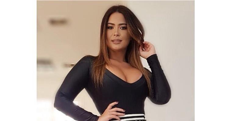 Que calor! Geisy Arruda eleva a temperatura em clique quente durante viagem