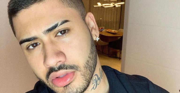 Mais uma! Kevinho posa de calça de moletom e seguidores comentam sobre volume enorme