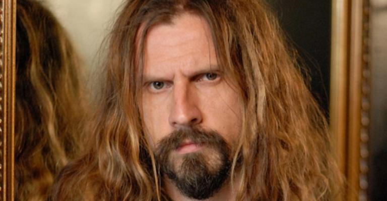 Rob Zombie é flagrado em ato violento ao puxar o cabelo de fã e depois empurrá-la
