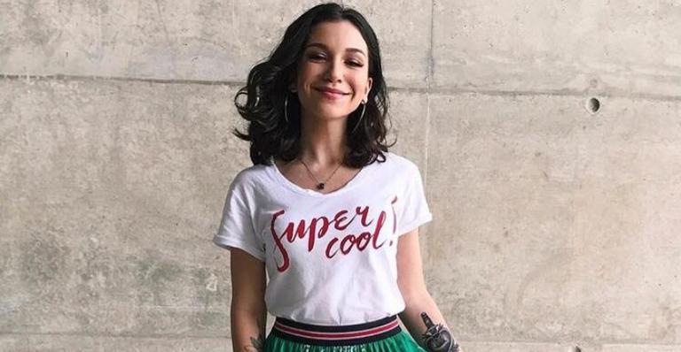 Priscilla Alcântara compartilha clique com o cabelo rosa e gera comentários entre os fãs