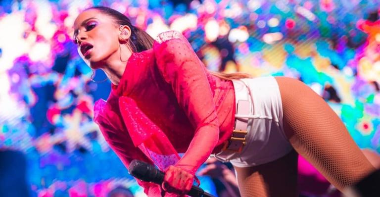 Sensual! Anitta abusa do rebolado e desce até o chão com calcinha fio-dental
