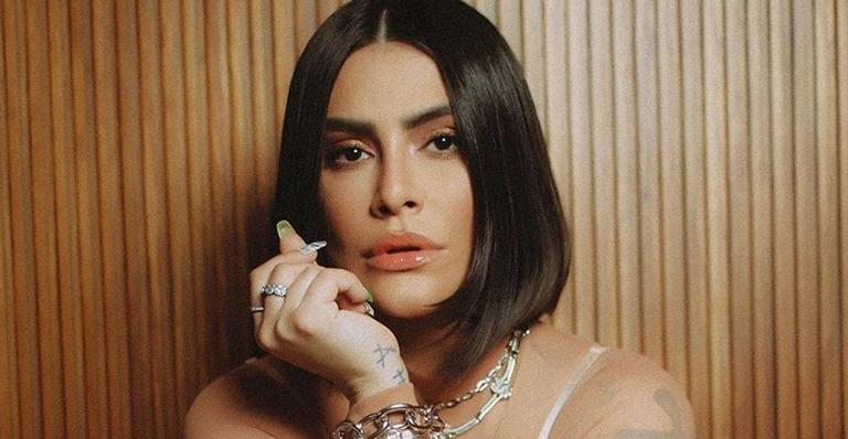 Cleo exagera em look e rouba a cena com vestido cheio de plumas em tapete vermelho